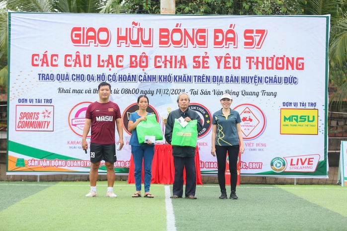 Trận đấu thiện nguyện quyên góp, tặng quà người nghèo ở Bà Rịa - Vũng Tàu- Ảnh 5. Trận đấu thiện nguyện quyên góp, tặng quà người nghèo ở Bà Rịa - Vũng Tàu- Ảnh 5.