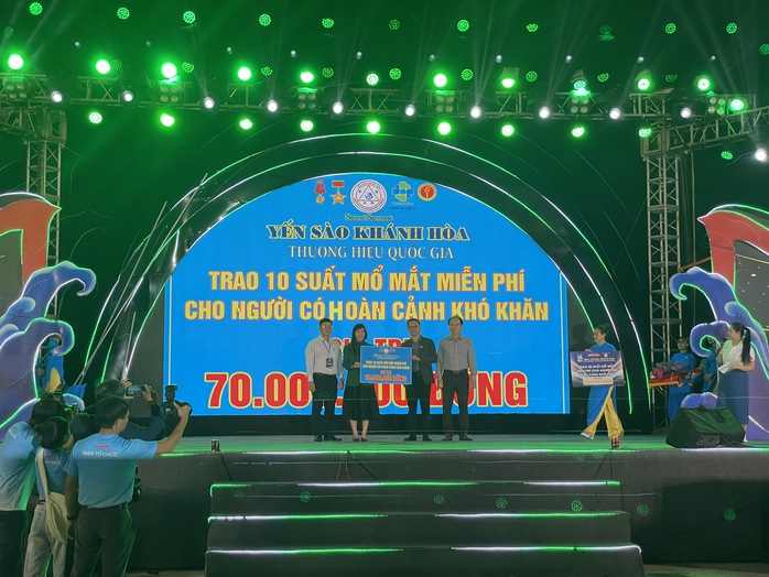 Giải chạy đêm đầu tiên ở Nha Trang thu hút hơn 3.100 vận động viên- Ảnh 4. Giải chạy đêm đầu tiên ở Nha Trang thu hút hơn 3.100 vận động viên- Ảnh 4.