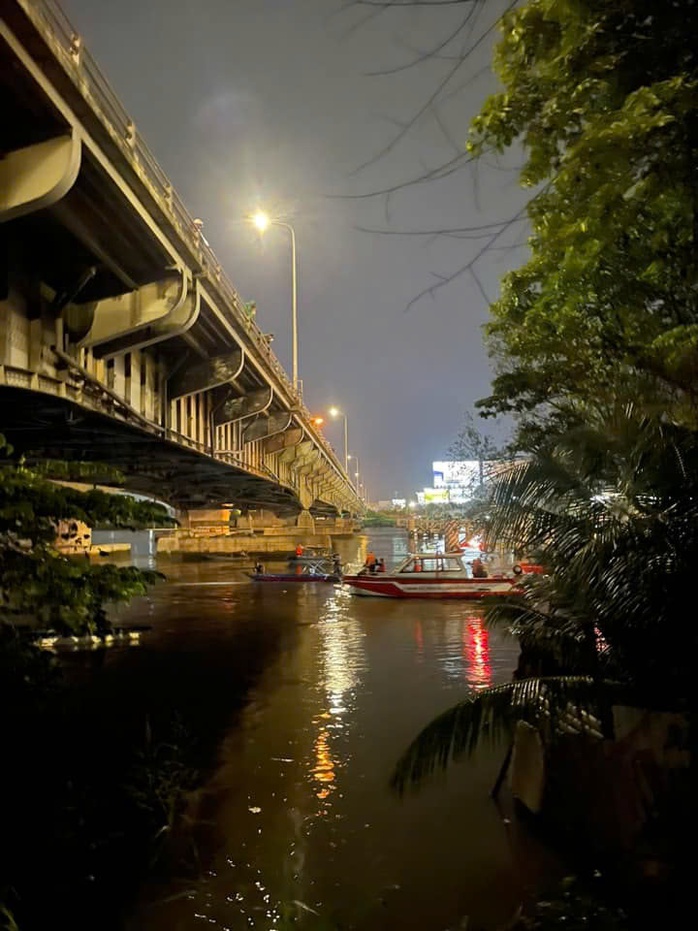 Đã tìm thấy ô tô 4 chỗ tông gãy lan can cầu Đồng Nai, lao xuống sông- Ảnh 7. Đã tìm thấy ô tô 4 chỗ tông gãy lan can cầu Đồng Nai, lao xuống sông- Ảnh 7.