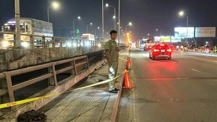 Đã tìm thấy ô tô 4 chỗ tông gãy lan can cầu Đồng Nai, lao xuống sông- Ảnh 9. Đã tìm thấy ô tô 4 chỗ tông gãy lan can cầu Đồng Nai, lao xuống sông- Ảnh 9.