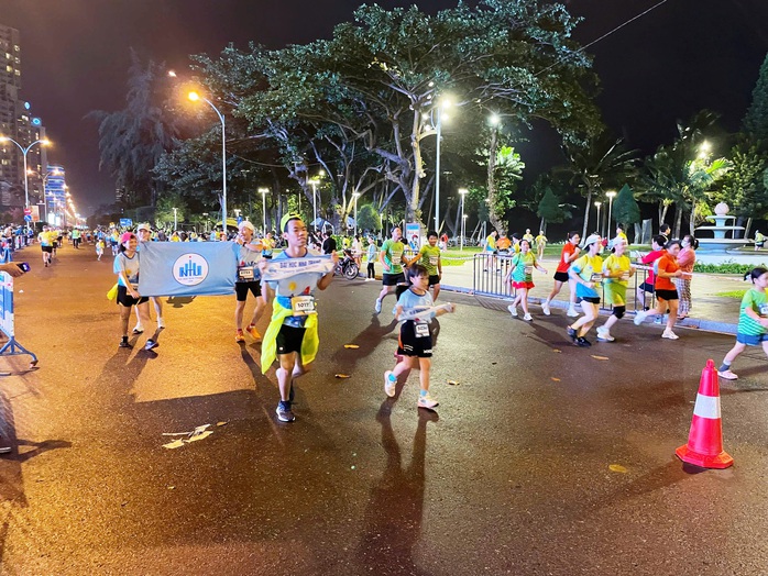 Giải chạy đêm đầu tiên ở Nha Trang thu hút hơn 3.100 vận động viên- Ảnh 6. Giải chạy đêm đầu tiên ở Nha Trang thu hút hơn 3.100 vận động viên- Ảnh 6.