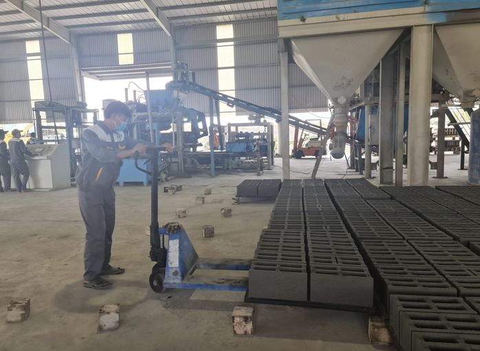Tro, xỉ được sử dụng làm nguyên liệu gạch không nung tại Trà Vinh Tro, xỉ được sử dụng làm nguyên liệu gạch không nung tại Trà Vinh