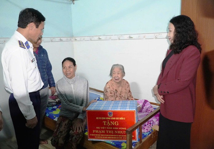 Bộ Tư lệnh Vùng Cảnh sát biển 2 thăm, tặng quà gia đình chính sách- Ảnh 3. Bộ Tư lệnh Vùng Cảnh sát biển 2 thăm, tặng quà gia đình chính sách- Ảnh 3.