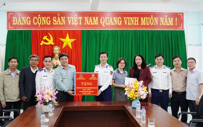 Bộ Tư lệnh Vùng Cảnh sát biển 2 thăm, tặng quà gia đình chính sách- Ảnh 1. Bộ Tư lệnh Vùng Cảnh sát biển 2 thăm, tặng quà gia đình chính sách- Ảnh 1.