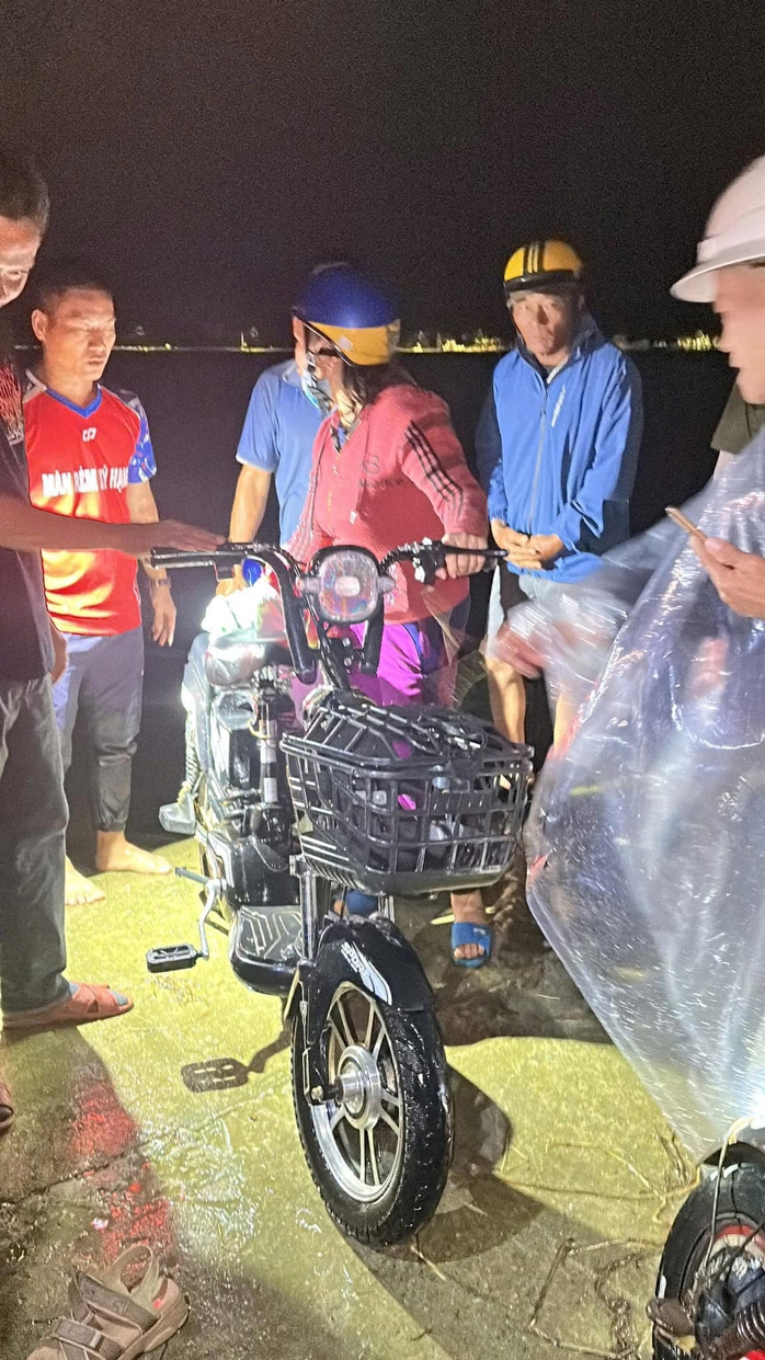 CLIP: Người đàn ông kể lại giây phút cứu 3 nữ sinh bị lũ cuốn- Ảnh 2. CLIP: Người đàn ông kể lại giây phút cứu 3 nữ sinh bị lũ cuốn- Ảnh 2.