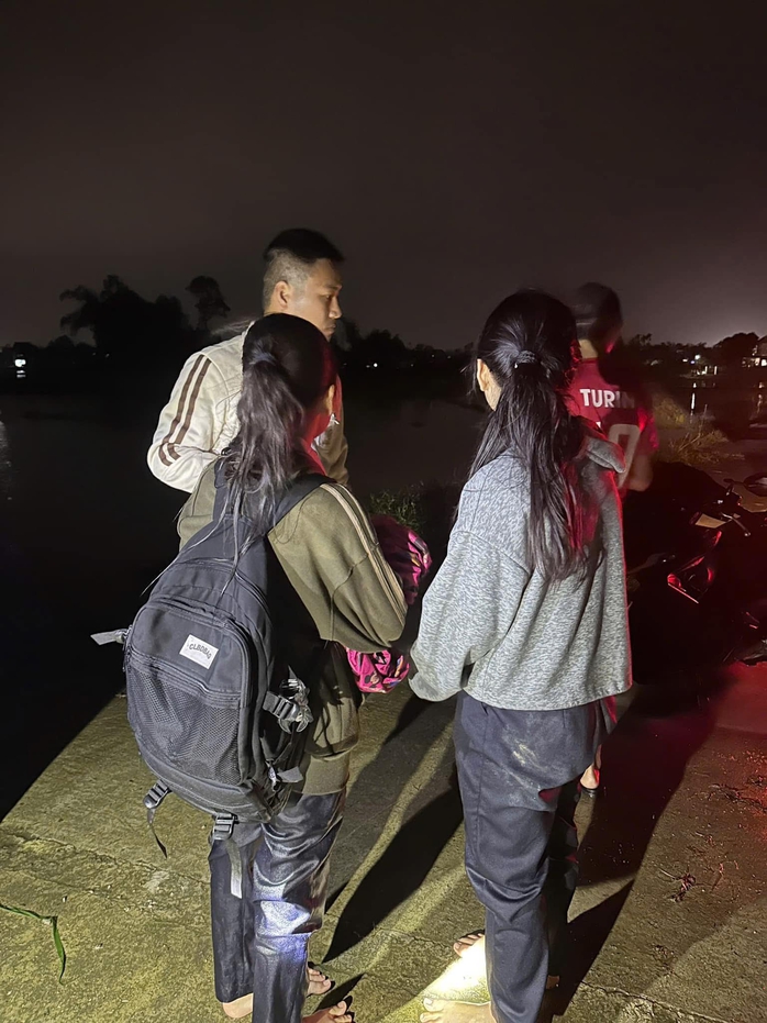 CLIP: Người đàn ông kể lại giây phút cứu 3 nữ sinh bị lũ cuốn- Ảnh 3. CLIP: Người đàn ông kể lại giây phút cứu 3 nữ sinh bị lũ cuốn- Ảnh 3.
