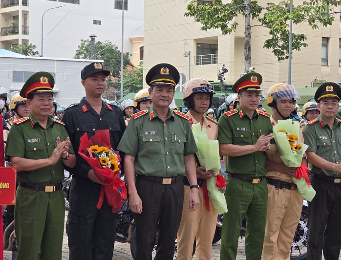 Công an TP HCM ra quân trấn áp 5 loại tội phạm Tết Ất Tỵ- Ảnh 6. Công an TP HCM ra quân trấn áp 5 loại tội phạm Tết Ất Tỵ- Ảnh 6.