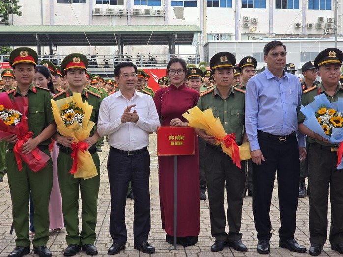 Công an TP HCM ra quân trấn áp 5 loại tội phạm Tết Ất Tỵ- Ảnh 7. Công an TP HCM ra quân trấn áp 5 loại tội phạm Tết Ất Tỵ- Ảnh 7.