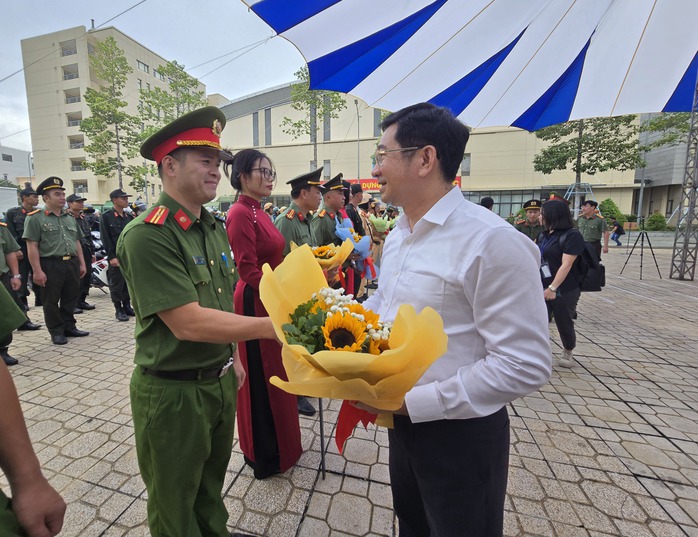 Công an TP HCM ra quân trấn áp 5 loại tội phạm Tết Ất Tỵ- Ảnh 8. Công an TP HCM ra quân trấn áp 5 loại tội phạm Tết Ất Tỵ- Ảnh 8.