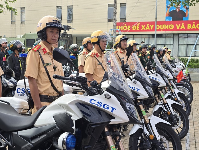 Công an TP HCM ra quân trấn áp 5 loại tội phạm Tết Ất Tỵ- Ảnh 1. Công an TP HCM ra quân trấn áp 5 loại tội phạm Tết Ất Tỵ- Ảnh 1.