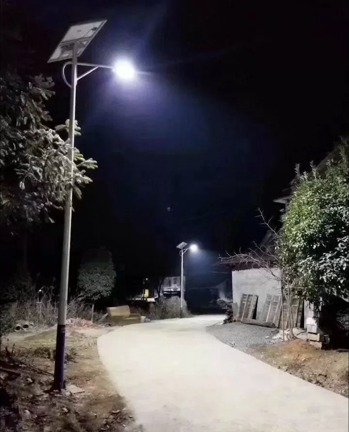 Đèn năng lượng mặt trời xuất hiện ngày càng nhiều tại nông thôn- Ảnh 1. Đèn năng lượng mặt trời xuất hiện ngày càng nhiều tại nông thôn- Ảnh 1.