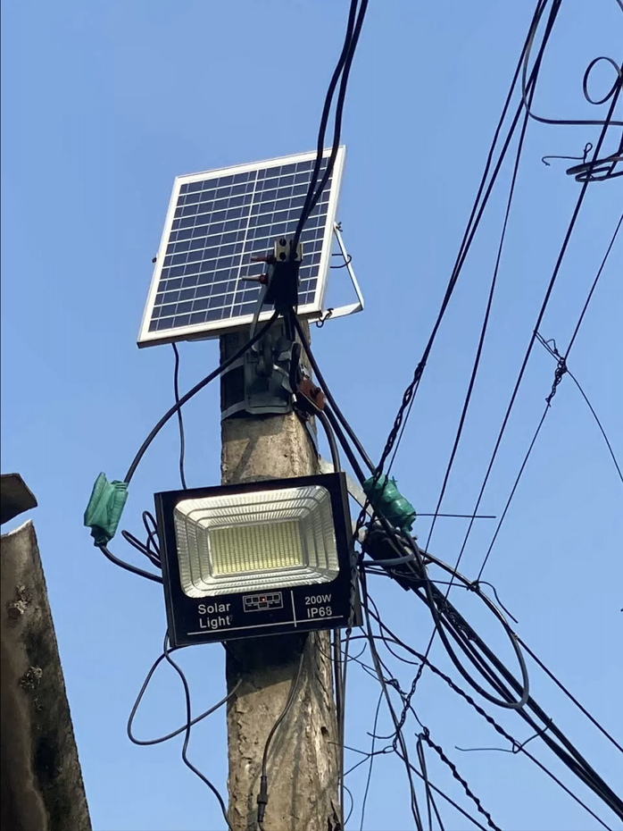 Đèn năng lượng mặt trời xuất hiện ngày càng nhiều tại nông thôn- Ảnh 3. Đèn năng lượng mặt trời xuất hiện ngày càng nhiều tại nông thôn- Ảnh 3.