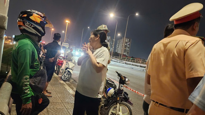 CLIP: Trục vớt thi thể cô gái 22 tuổi và ô tô lao xuống sông Đồng Nai- Ảnh 1. CLIP: Trục vớt thi thể cô gái 22 tuổi và ô tô lao xuống sông Đồng Nai- Ảnh 1.