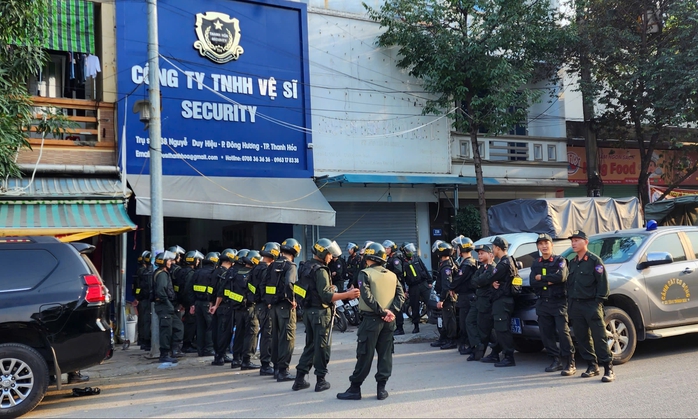 Vụ dẹp đường cho đoàn xe đám cưới: Thông tin bất ngờ về giám đốc công ty vệ sĩ
- Ảnh 1. Vụ dẹp đường cho đoàn xe đám cưới: Thông tin bất ngờ về giám đốc công ty vệ sĩ
- Ảnh 1.