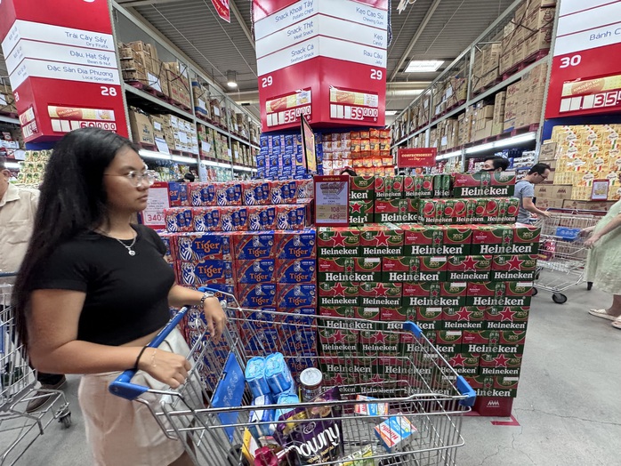 Bia Tết bất ngờ giảm giá sớm, nhiều nơi chất hàng thành “núi”- Ảnh 2. Bia Tết bất ngờ giảm giá sớm, nhiều nơi chất hàng thành “núi”- Ảnh 2.