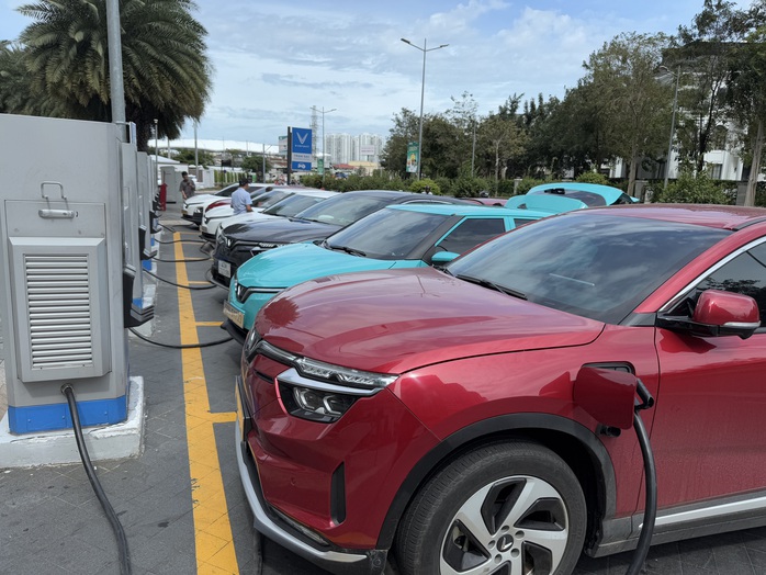 Người tiêu dùng ngày càng quan tâm đến xe điện- Ảnh 1. Người tiêu dùng ngày càng quan tâm đến xe điện- Ảnh 1.