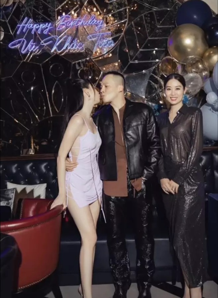 Lý do tình cảm ông bầu Vũ Khắc Tiệp và người mẫu Ngọc Trinh "đứt gánh"- Ảnh 2. Lý do tình cảm ông bầu Vũ Khắc Tiệp và người mẫu Ngọc Trinh "đứt gánh"- Ảnh 2.