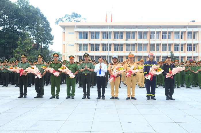 Hình ảnh Công an Bình Dương ra quân trấn áp tội phạm - Ảnh 3. Hình ảnh Công an Bình Dương ra quân trấn áp tội phạm - Ảnh 3.