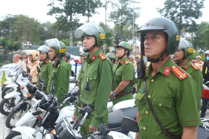 Hình ảnh Công an Bình Dương ra quân trấn áp tội phạm - Ảnh 5. Hình ảnh Công an Bình Dương ra quân trấn áp tội phạm - Ảnh 5.