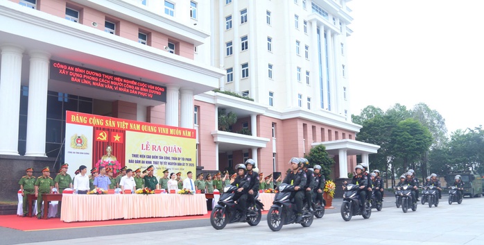 Hình ảnh Công an Bình Dương ra quân trấn áp tội phạm - Ảnh 7. Hình ảnh Công an Bình Dương ra quân trấn áp tội phạm - Ảnh 7.