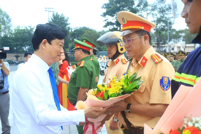 Hình ảnh Công an Bình Dương ra quân trấn áp tội phạm - Ảnh 2. Hình ảnh Công an Bình Dương ra quân trấn áp tội phạm - Ảnh 2.