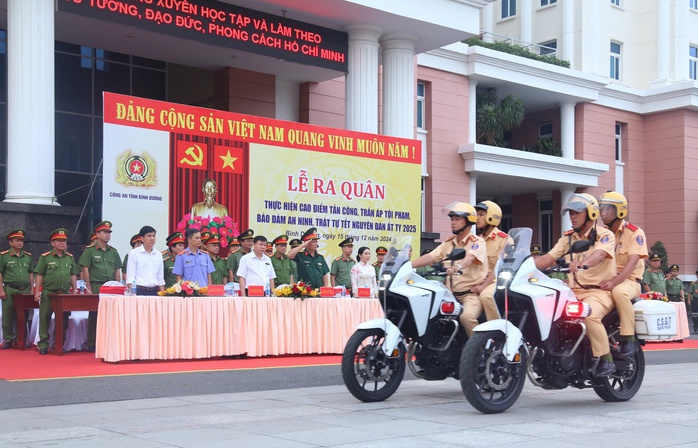 Hình ảnh Công an Bình Dương ra quân trấn áp tội phạm - Ảnh 4. Hình ảnh Công an Bình Dương ra quân trấn áp tội phạm - Ảnh 4.