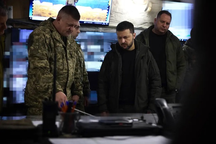 Tổng thống Ukraine Volodymyr Zelensky (giữa) và tướng Oleksandr Lutsenko (trái) trong chuyến thăm Pokrovsk vào tháng 11. Ảnh: Zuma Press Tổng thống Ukraine Volodymyr Zelensky (giữa) và tướng Oleksandr Lutsenko (trái) trong chuyến thăm Pokrovsk vào tháng 11. Ảnh: Zuma Press