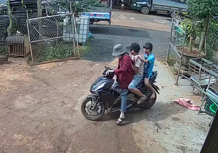 CLIP: Nhóm em nhỏ thương tích đầy mình vừa chạy vừa la hét nghi do chế tạo pháo nổ- Ảnh 1. CLIP: Nhóm em nhỏ thương tích đầy mình vừa chạy vừa la hét nghi do chế tạo pháo nổ- Ảnh 1.