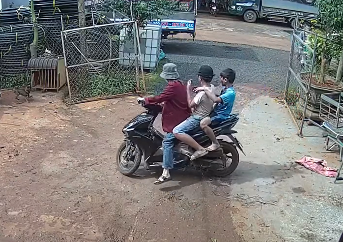 Công an thông tin về clip nhóm học sinh bị thương vừa chạy vừa la hét - Ảnh 1. Công an thông tin về clip nhóm học sinh bị thương vừa chạy vừa la hét - Ảnh 1.
