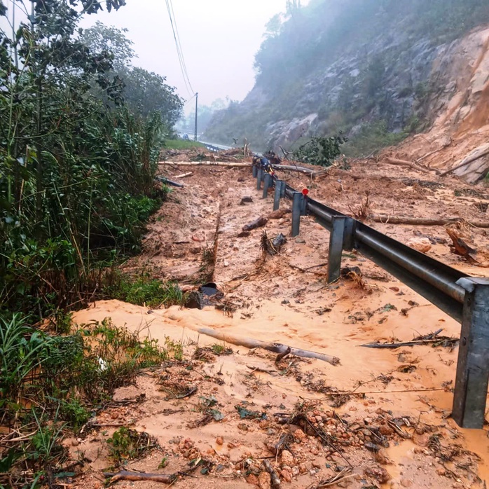 Đèo Khánh Lê nối Nha Trang – Đà Lạt tê liệt do sạt lở nghiêm trọng - Ảnh 1. Đèo Khánh Lê nối Nha Trang – Đà Lạt tê liệt do sạt lở nghiêm trọng - Ảnh 1.