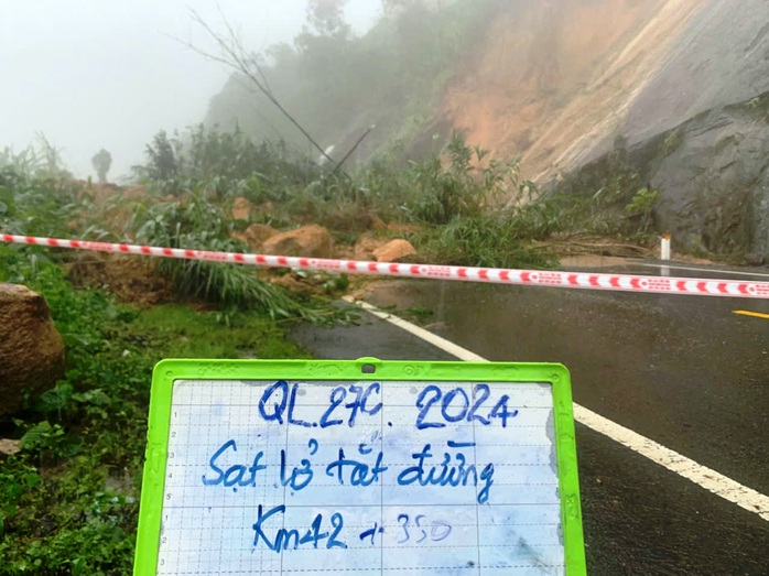 Đèo Khánh Lê nối Nha Trang – Đà Lạt tê liệt do sạt lở nghiêm trọng - Ảnh 2. Đèo Khánh Lê nối Nha Trang – Đà Lạt tê liệt do sạt lở nghiêm trọng - Ảnh 2.