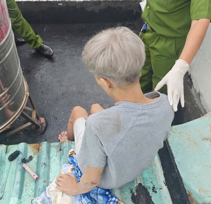 Thanh niên nghi "ngáo đá" xuất hiện trên nóc nhà 3 tầng- Ảnh 1. Thanh niên nghi "ngáo đá" xuất hiện trên nóc nhà 3 tầng- Ảnh 1.