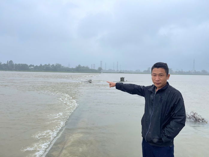 CLIP: Người đàn ông kể lại giây phút cứu 3 nữ sinh bị lũ cuốn- Ảnh 1. CLIP: Người đàn ông kể lại giây phút cứu 3 nữ sinh bị lũ cuốn- Ảnh 1.