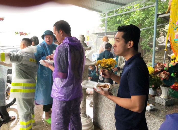 CLIP: Hàng trăm người kẹt trên đèo Khánh Lê, Nha Trang nguy cơ ngập trong đêm- Ảnh 2. CLIP: Hàng trăm người kẹt trên đèo Khánh Lê, Nha Trang nguy cơ ngập trong đêm- Ảnh 2.
