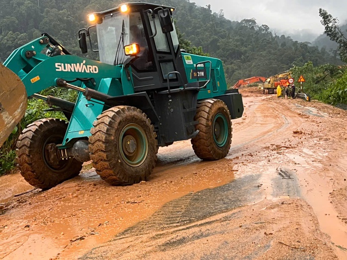 Giải cứu gần 350 người mắc kẹt trên đèo Khánh Lê do sạt lở- Ảnh 1. Giải cứu gần 350 người mắc kẹt trên đèo Khánh Lê do sạt lở- Ảnh 1.