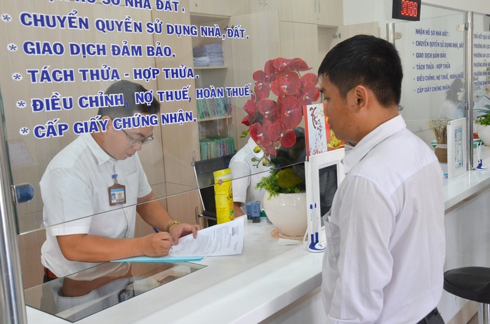 Người dân đến UBND quận Bình Tân (TP HCM) giải quyết thủ tục hành chínhẢnh: Tấn Thạnh Người dân đến UBND quận Bình Tân (TP HCM) giải quyết thủ tục hành chínhẢnh: Tấn Thạnh