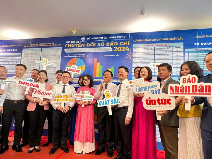 Ông Nguyễn Trọng Nghĩa, Trưởng Ban Tuyên giáo Trung ương, cùng lãnh đạo Bộ TT-TT chúc mừng các cơ quan báo chí đạt mức xuất sắc về trưởng thành chuyển đổi số báo chí năm 2024 Ông Nguyễn Trọng Nghĩa, Trưởng Ban Tuyên giáo Trung ương, cùng lãnh đạo Bộ TT-TT chúc mừng các cơ quan báo chí đạt mức xuất sắc về trưởng thành chuyển đổi số báo chí năm 2024