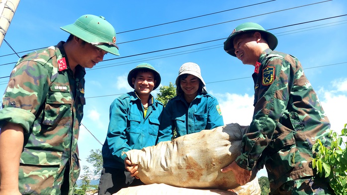 THẮM TÌNH ĐOÀN KẾT QUÂN - DÂN (*): "Cá - nước" ở vùng biên- Ảnh 2. THẮM TÌNH ĐOÀN KẾT QUÂN - DÂN (*): "Cá - nước" ở vùng biên- Ảnh 2.