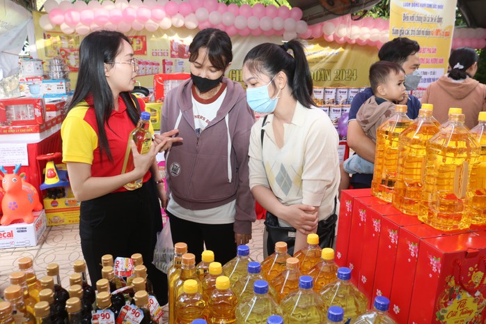 Đẩy mạnh chăm lo Tết- Ảnh 1. Đẩy mạnh chăm lo Tết- Ảnh 1.