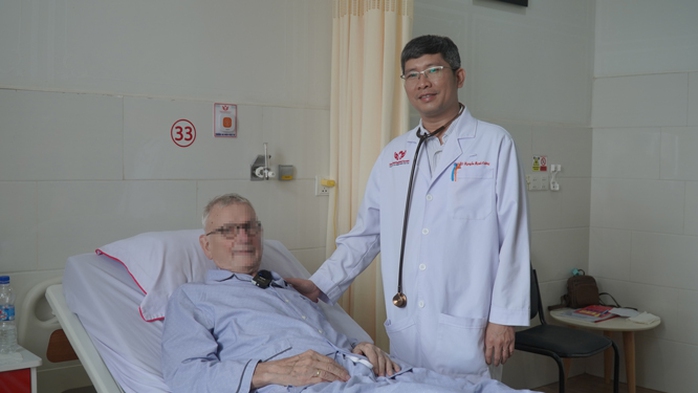 B&aacute;c sĩ chuy&ecirc;n khoa II Nguyễn Mạnh Cường thăm kh&aacute;m cho bệnh nh&acirc;n