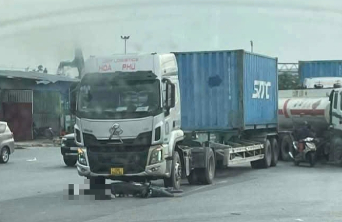 Tai nạn nghiêm trọng, 2 mẹ con chết thảm dưới bánh xe đầu kéo- Ảnh 1. Tai nạn nghiêm trọng, 2 mẹ con chết thảm dưới bánh xe đầu kéo- Ảnh 1.
