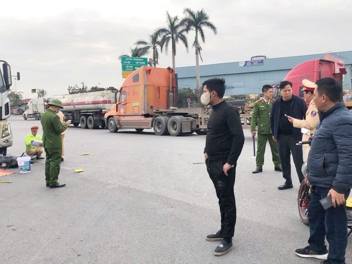Tai nạn nghiêm trọng, 2 mẹ con chết thảm dưới bánh xe đầu kéo- Ảnh 2. Tai nạn nghiêm trọng, 2 mẹ con chết thảm dưới bánh xe đầu kéo- Ảnh 2.