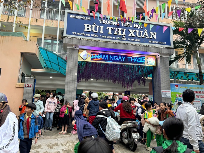 Đà Nẵng: Trường nói gì về việc "bắt học sinh cởi áo khoác đồng diễn giữa trời lạnh"- Ảnh 2. Đà Nẵng: Trường nói gì về việc "bắt học sinh cởi áo khoác đồng diễn giữa trời lạnh"- Ảnh 2.