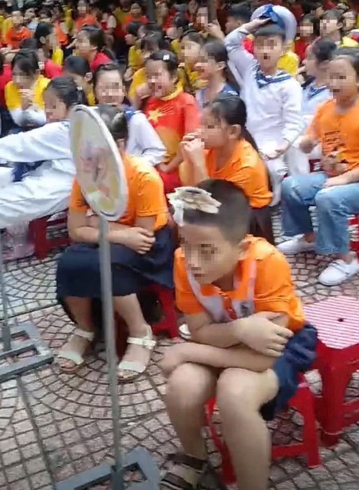 Đà Nẵng: Trường nói gì về việc "bắt học sinh cởi áo khoác đồng diễn giữa trời lạnh"- Ảnh 1. Đà Nẵng: Trường nói gì về việc "bắt học sinh cởi áo khoác đồng diễn giữa trời lạnh"- Ảnh 1.
