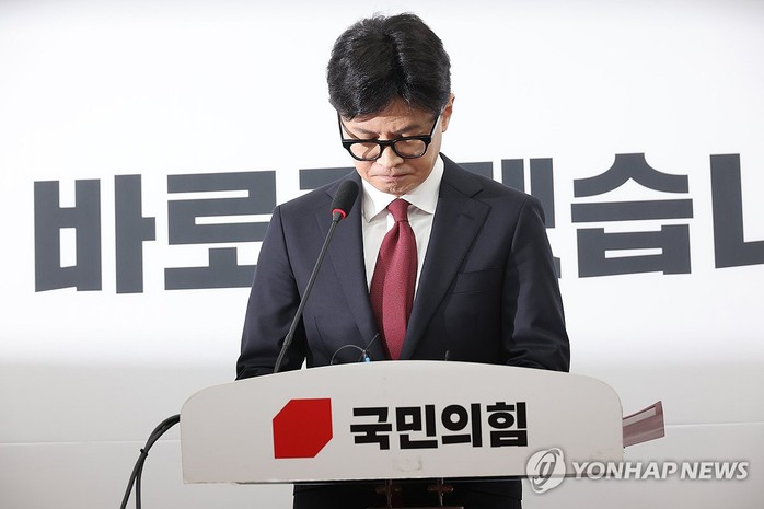 Ông Han Dong-hoon trong cuộc họp báo khẩn cấp hôm 12-12. Ảnh: Yonhap Ông Han Dong-hoon trong cuộc họp báo khẩn cấp hôm 12-12. Ảnh: Yonhap