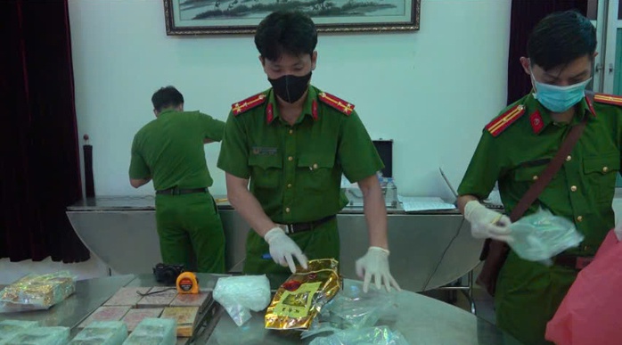 Công an TP HCM phá chuyên án lớn ngụy trang trong cặp học sinh - Ảnh 4. Công an TP HCM phá chuyên án lớn ngụy trang trong cặp học sinh - Ảnh 4.