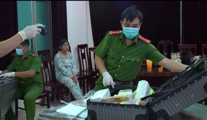 Công an TP HCM phá chuyên án lớn ngụy trang trong cặp học sinh - Ảnh 2. Công an TP HCM phá chuyên án lớn ngụy trang trong cặp học sinh - Ảnh 2.