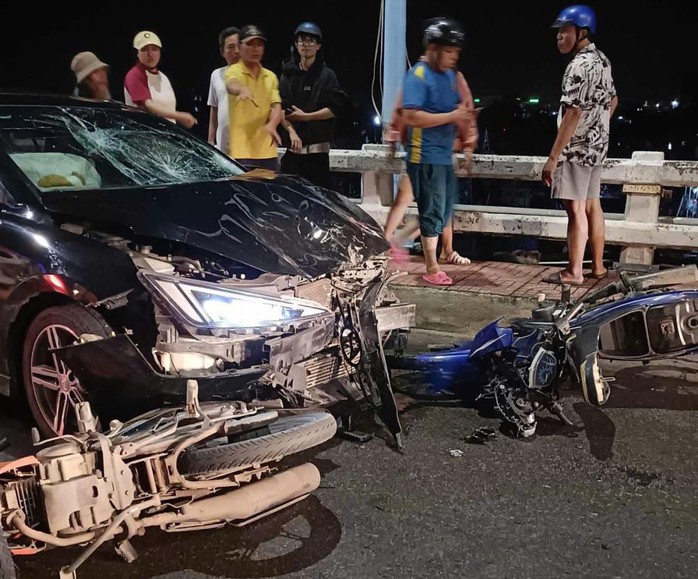 Người đàn ông lái ô tô tông 3 xe máy, 1 người rơi xuống sông- Ảnh 1. Người đàn ông lái ô tô tông 3 xe máy, 1 người rơi xuống sông- Ảnh 1.
