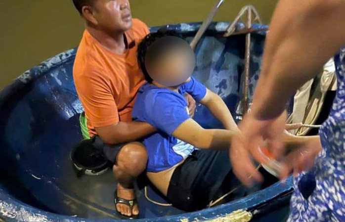 Người đàn ông lái ô tô tông 3 xe máy, 1 người rơi xuống sông- Ảnh 2. Người đàn ông lái ô tô tông 3 xe máy, 1 người rơi xuống sông- Ảnh 2.
