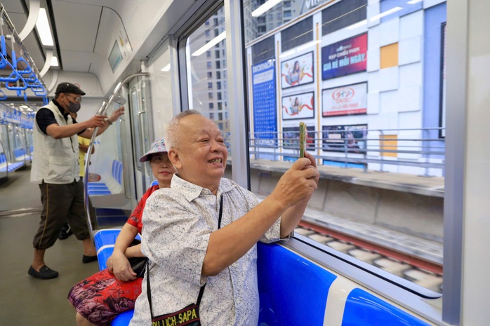 Metro số 1 mở màn hành trình: Không khí náo nức khắp thành phố- Ảnh 10. Metro số 1 mở màn hành trình: Không khí náo nức khắp thành phố- Ảnh 10.